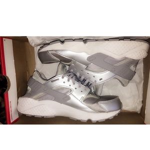 Size 8 in women’s Metallic Grey Huaraches